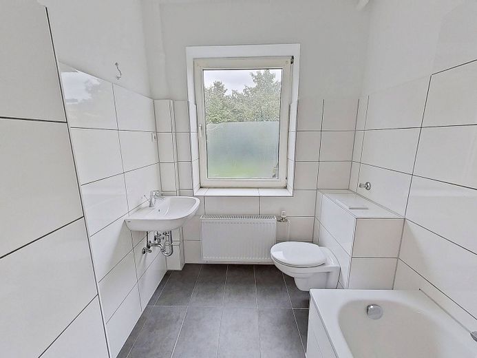 BALKONLU ve bol ışık alan, konforlu 3 odalı daire – Ansicht I: Bad
