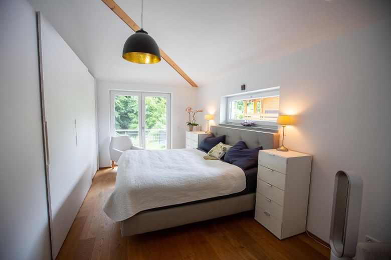 Moderne Doppelhaushälfte am Wörthsee – Masterbedroom