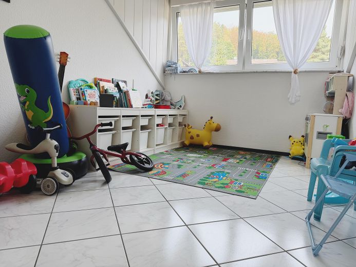 Appartement-galerie de 3 pièces avec deux loggias, balcon et vue dégagée sur Höchst. – Kinderzimmer