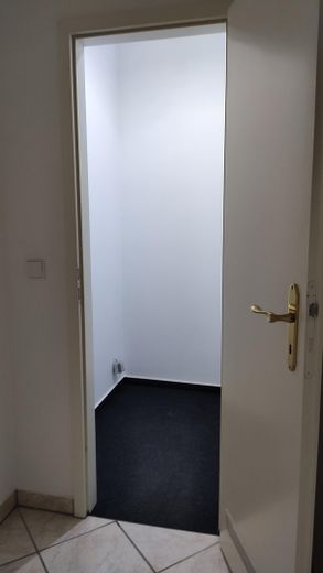 (provisions- u. bezugsfrei) Traumhafte, renovierte 4 Zimmer-Wohnung mit großer Dachterrasse – Abstellkammer