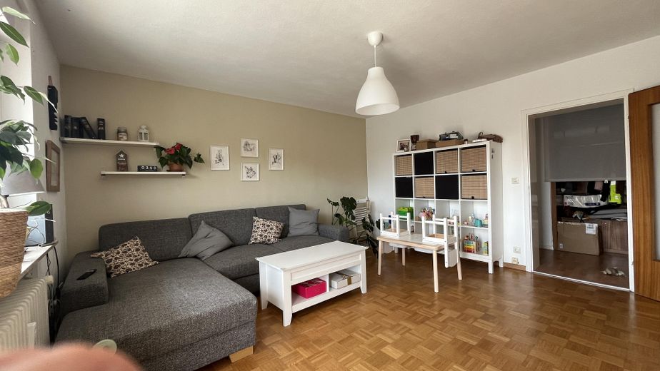 Erstbezug nach umfangreicher Sanierung, 3ZKB mit Balkon, verkehrsgünstig – Wohnzimmer