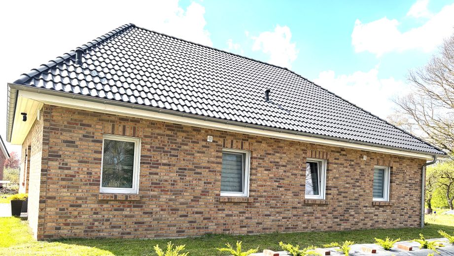 Barrierefreier neuer Bungalow in Nordsee-Nähe mit Luft-Wasser-Wärmepumpe EEK: A + Pool – Straßenansicht