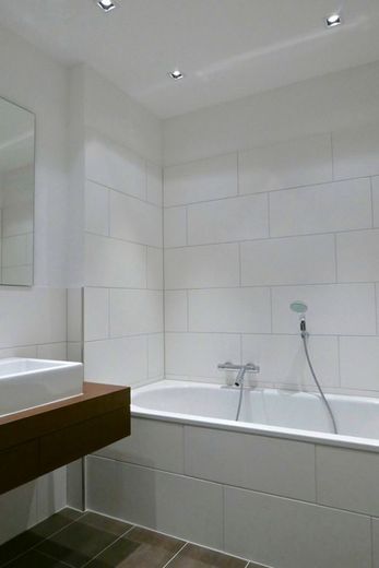 Wohnen im ehemaligen Stadtbad: Stilvolle 3-Zimmer-Wohnung mit Ruhrblick im Palais am Stadtkai – Bad - Badewanne