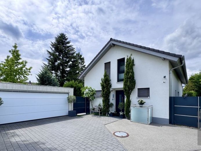 VERKAUFT ! Urlaub zu Hause – Modernes Traumhaus (Bj. 2017) mit Gartenpool, Wärmepumpe & Doppelgarage – Foto 1
