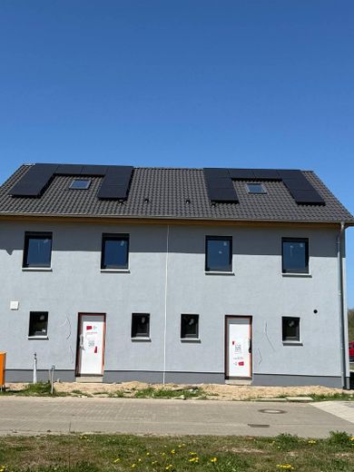 Neubau-Doppelhaushälfte (5 Zi.) mit Garten & Stellplatz – nur noch 1 verfügbar | nahe Berlin/Potsdam – Ansicht Hausfront Doppelhaus