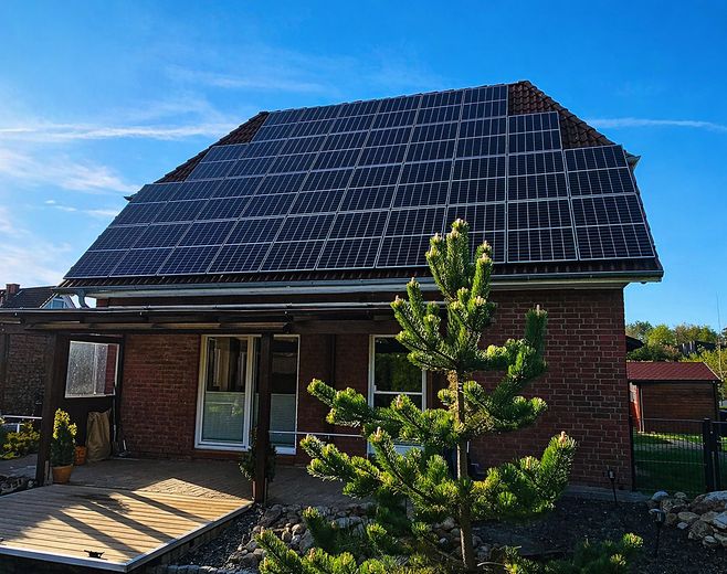 Готово к заселению и без комиссии – односемейный дом с PV + накопителем, район Гамбурга – Außenansicht mit PV-Anlage
