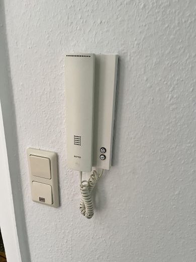 Top renovated 2-room apartment with balcony, car parking space - ready to move in immediately – Foto 1