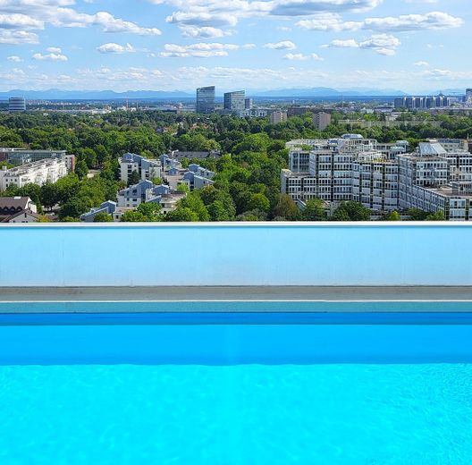 Bogenhausen 15° piano appartamento di 3 locali con vista sulle Alpi e piscina sul rooftop – vendita privata! – Skyline München mit Alpenblick