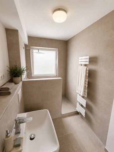 Erstbezug nach Sanierung | Helle 3-Zimmer-Wohnung mit Balkon und zusätzlichem Mansardenraum – Foto 2