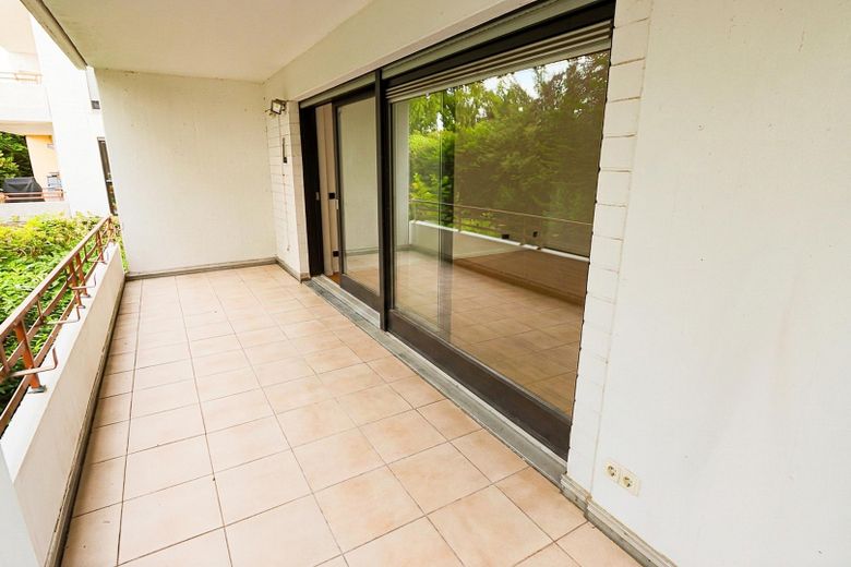 Erstbezug nach Sanierung: Barrierearme 2-Zimmer-Wohnung, Balkon & Tiefgarage in Bestlage Iserlohns – Balkon unmöbliert