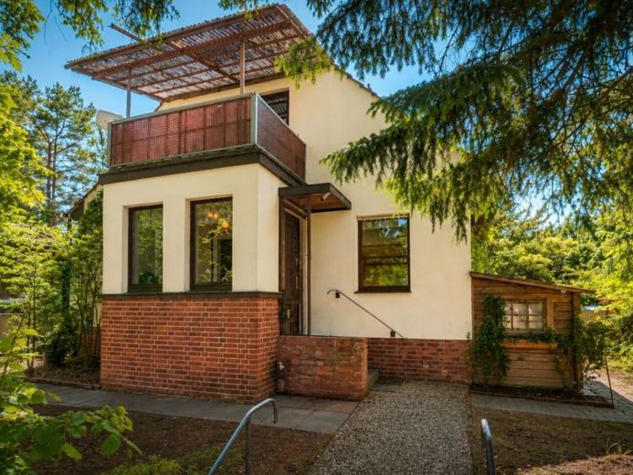 Single-family house with garden oasis in Berlin-Hermsdorf | Basement, double garage and plenty of space for the whole family – Photo 1