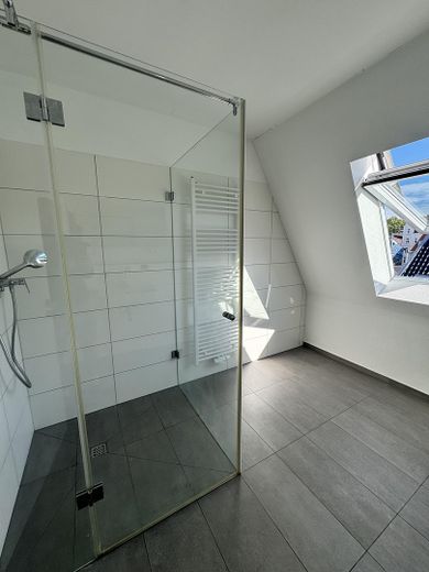 Najwyższej klasy nowe mieszkanie (dwupoziomowe) w Osnabrück-Sonnenhügel – z tarasem na dachu + balkonem i miejscem parkingowym – Badezimmer