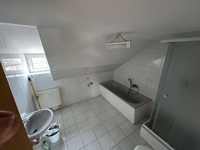 4-Raum DG-Appartment, offene EB-Küche & Panoramaterrasse – Bad