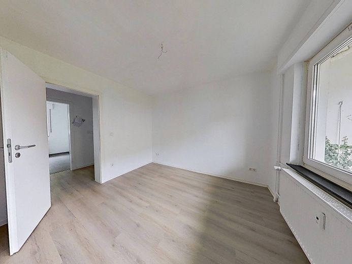ERSTBEZUG NACH SANIERUNG: Lichtdurchflutete 3-Zimmer-Wohnung mit Terrasse – Ansicht II: Zimmer