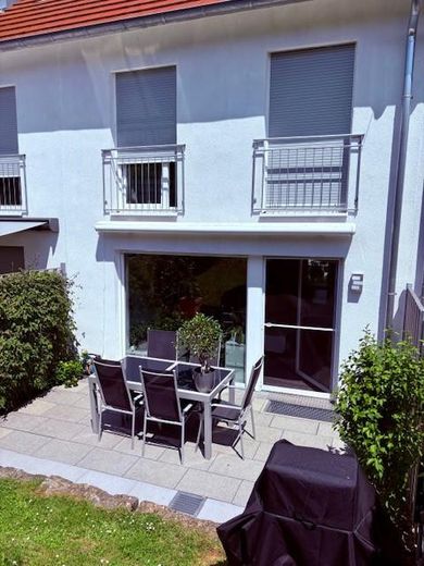 Vivere dove gli altri vanno in vacanza - moderna casa a schiera con una splendida vista sul lago sulla Höri – Terrasse mit Markise