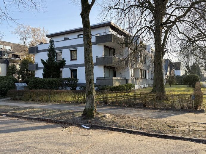 *2 Zimmer ETW inkl. Tiefgaragenstellplatz für Investoren mit Zukunftsperspektive !!!* – Strassenansicht 1