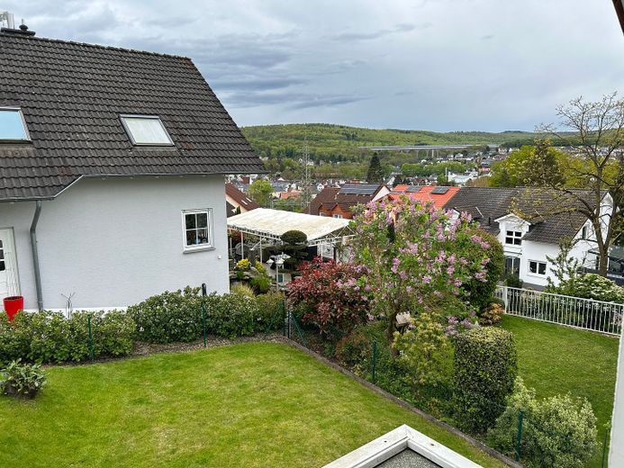 Schöne 2-Zi-Wohnung m.Balkon,Grün-& Blicklage,Kfz-Stellplatz,Keller.Am Schäfersberg-Niedernhausen – Blick vom Balkon aus rechts