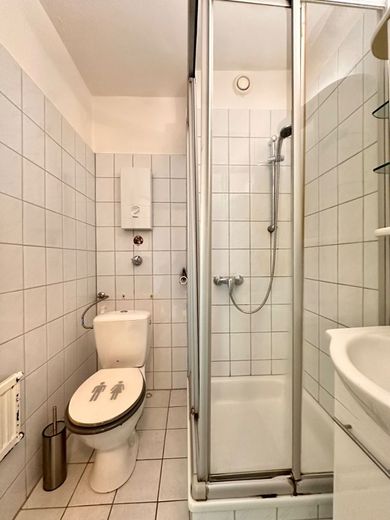 Galeriewohnung mit großer Fensterfront – Badezimmer
