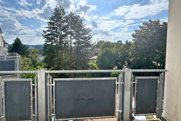 Helle renovierte 4-ZKB Wohnung mit Balkon in verkehrsgünstiger Lage