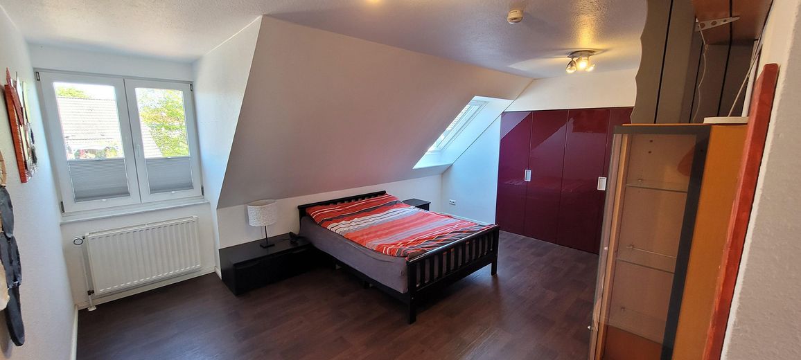 Schlafzimmer mit Ankleideraum