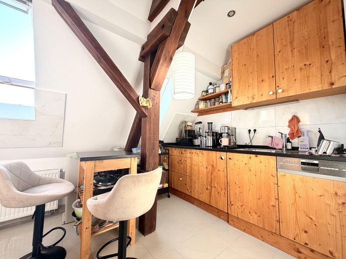 Einzigartiges Dachgeschoss +++ PROVISIONSFREI +++ 4 Zimmer, offene Balken & viel Tageslicht + Garage – hochwertige Einbauküche 