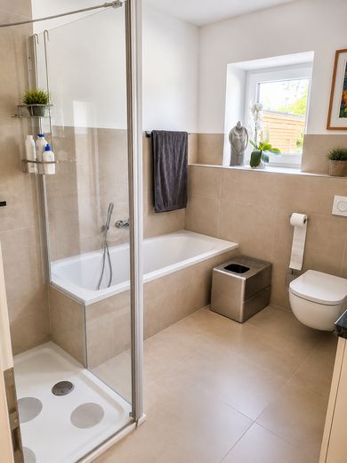 Moderne 4-Zimmerwohnung im 1. OG – Bad