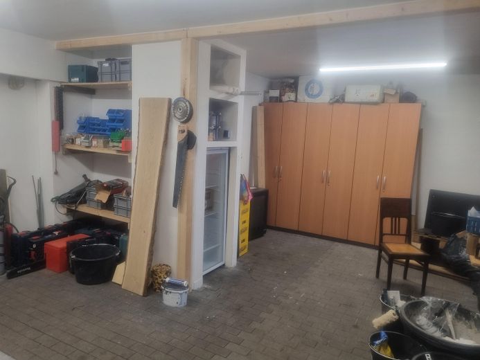 Mehrfamilienhaus, Pension, Lagerhalle, Magazin, Halle mit Rolltor – Magazin