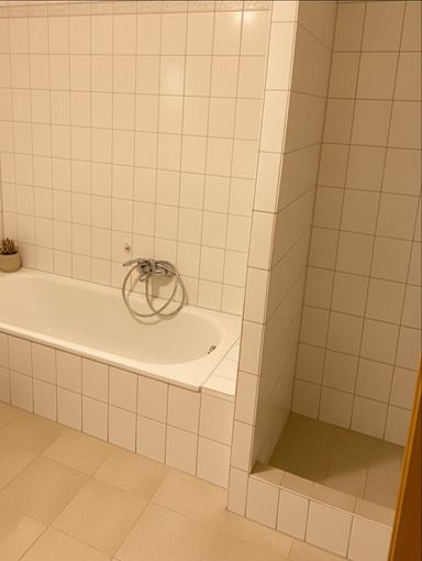 Gartenwohnung, wohnen fast wie im eigenen Haus - komplett renoviert – Bild ist mit KI erstellt.