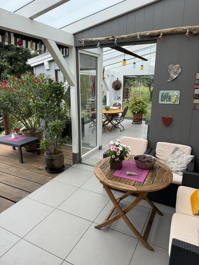 Ekskluzywna nieruchomość nad rzeką Neufnach – przestronne mieszkanie na działce o powierzchni ok. 1700 m² – Rückansicht Terrasse