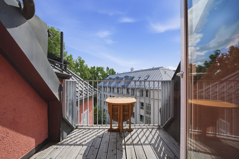 Schönstes Schwabing -kernsanierte DG-Wohnung in denkmalgeschütztem Altbau – Dachterrasse