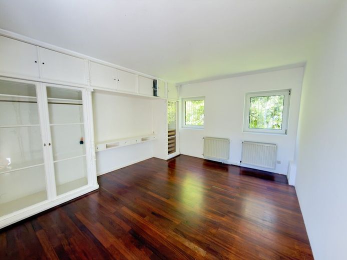 Absolute Rarität: Bungalow in Schildgen mit 6.612 m² Grundstück in direkter Waldrandlage – Blick ins Schlafzimmer
