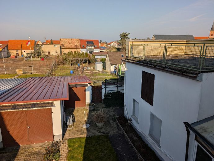Blick über Hof und Garten