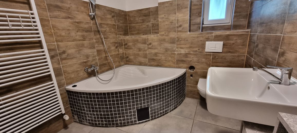 Sehr schöne teilmöblierte 4 Zimmer 103 qm DG Maisonette Wohnung mit EBK, Balkon usw. – Schönes großes Badezimmer 