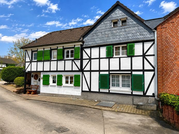 Gepflegtes Fachwerkhaus mit großem Garten - provisionsfrei und sofort bezugsbereit – Foto 1