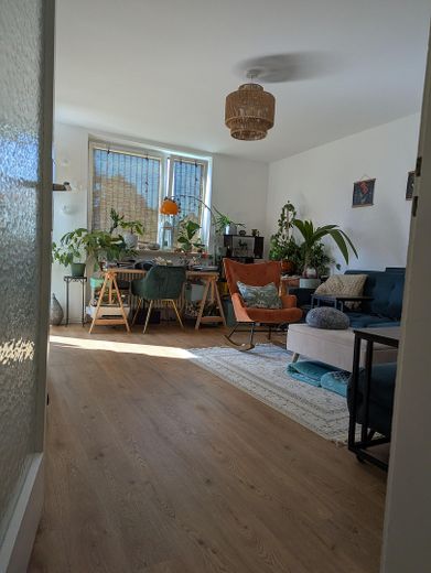 | Solide Rendite Nahe MIRA | Intelligenter 4-Zimmer-Schnitt mit Sonnenausrichtung | – Wohnzimmer