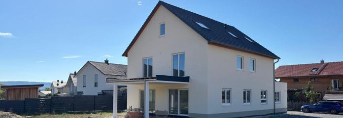 Dachgeschosswohnung mit Klima-Anlage - Naubau – Gebäude vom Garten aus