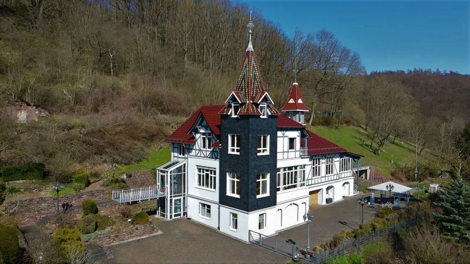 Bereits verkauft: Traumhaftes Märchenschloss in Nordhessen – Sicht von vorne links 1