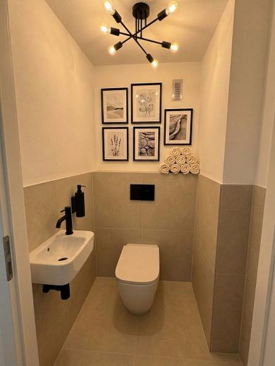 Hochwertig kernsanierte 3-Zimmer-Wohnung mit Loggia und Stellplatz in Nürnberg-Zabo – WC (KI-generiert)