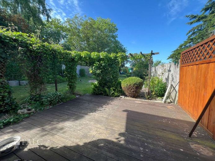 Landhaus mit Scheune und hübschem Garten – Garten