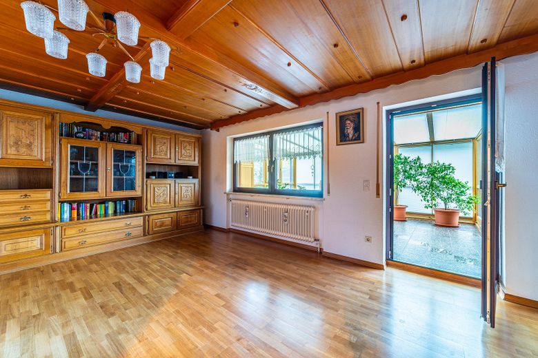 Zweifamilienhaus in Massivbau mit großem Garten in ruhiger Lage – EG Wohnzimmer