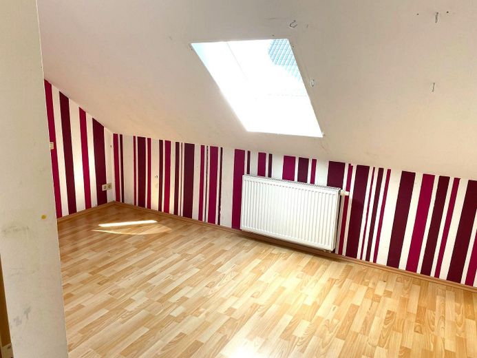 Freistehendes Einfamilienhaus mit Einliegerwohnung und Garage in ruhiger Lage (Sackgasse) von Brakel – Zimmer Hauptwohnung DG