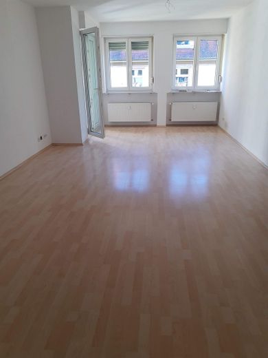 2 Zimmerwohnung in Stadtmitte, mit Loggiabalkon, Aufzug, Einbauküche, neu zu vermieten – Wohnzimmer