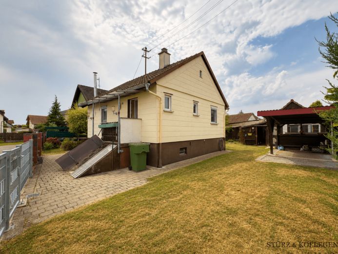 Einfamilienhaus mit Bauplatzpotenzial in ruhiger Wohnlage – Photo 1