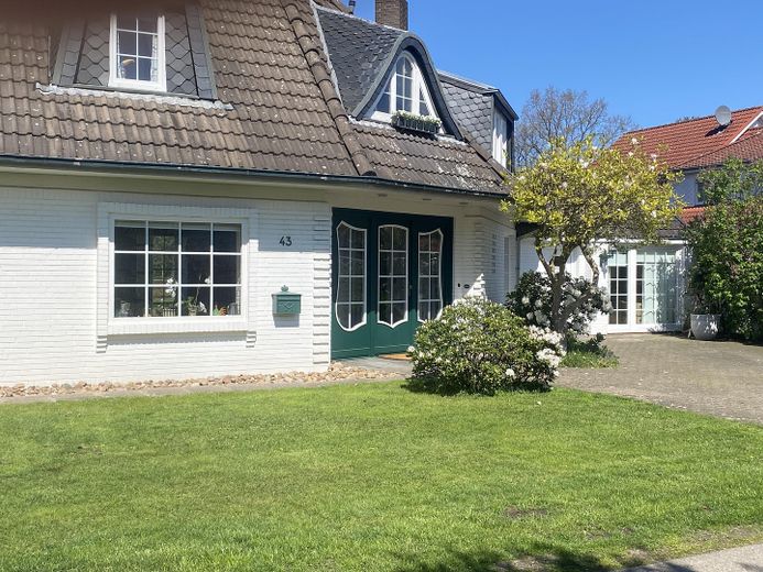 Freistehendes, individuelles  Architektenhaus mit separat gelegener Einliegerwohnung – Hausansicht vorne