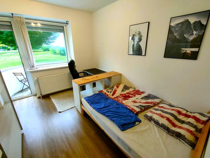 2-Zimmerwohnung mit Balkon in Frankfurt - Eschersheim | zur Miete – Schlafzimmer mit Balkon