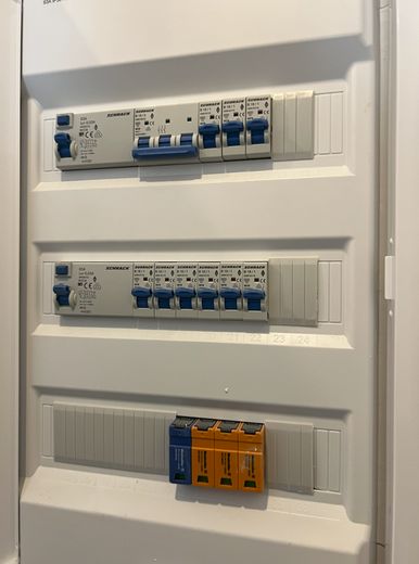 Kernsanierte 3-Zi-Wohnung mit Klimaanlage, Stellplatz & Garten, provisionsfrei – Elektrik