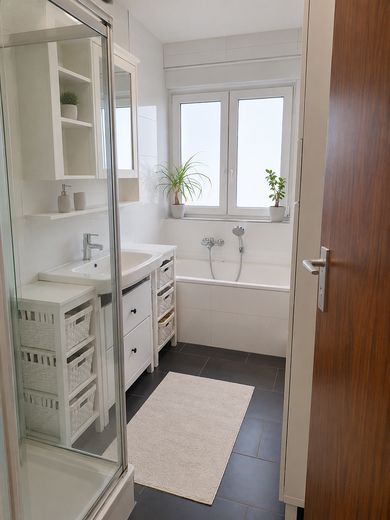 Masterbad mit Dusche und Wanne