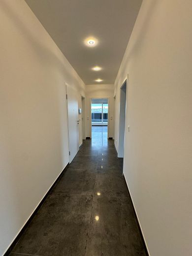 Moderne 9-Zimmer-Neubauwohnung mit ca. 235 m², zwei Küchen und zwei Balkonen in Rodenbach – फोटो 16