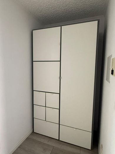 Von priv. - schönes 1-Zi. Single-Appartement in Pad Schloß Neuhaus, ruhige Lage m. Balkon 2.OG – auf Wunsch bleibt d. Schrank