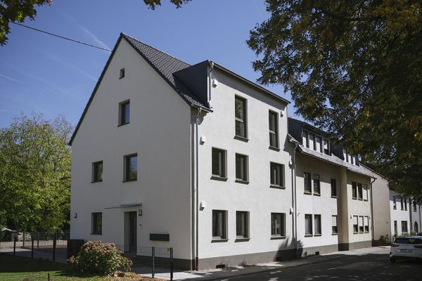 Balkonlu ve yeşil manzaralı çatı katı dairesi; ayrıca 30.000 Euro hibeli KfW kredisi